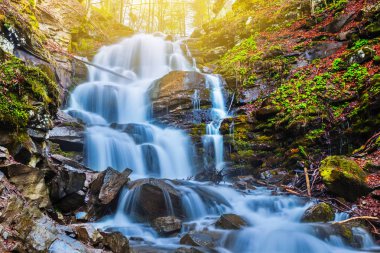 güzel mavi acele dağ şelale, Ukrayna, Karpat, shipot