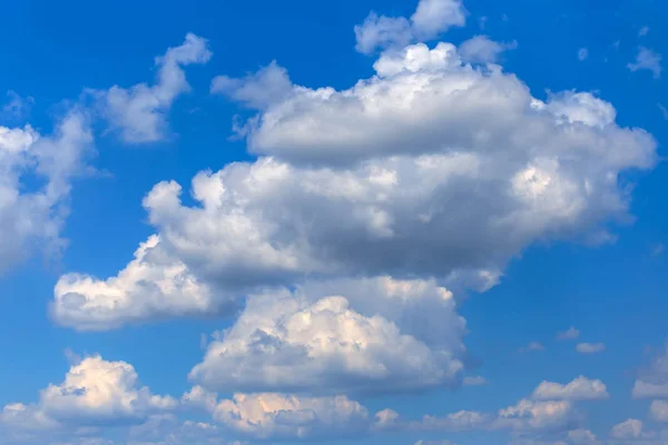 Schönen blauen bewölkten Himmel Hintergrund — Stockfoto