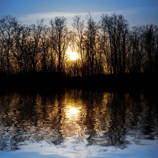 Coucher de soleil calme sur un lac — Photo