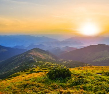 sabah erken olay yerinde sessiz yeşil dağ Vadisi