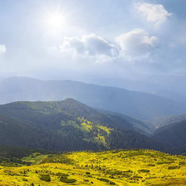 Belo vale de montanha verde sob um sol brilhante quente — Fotografia de Stock