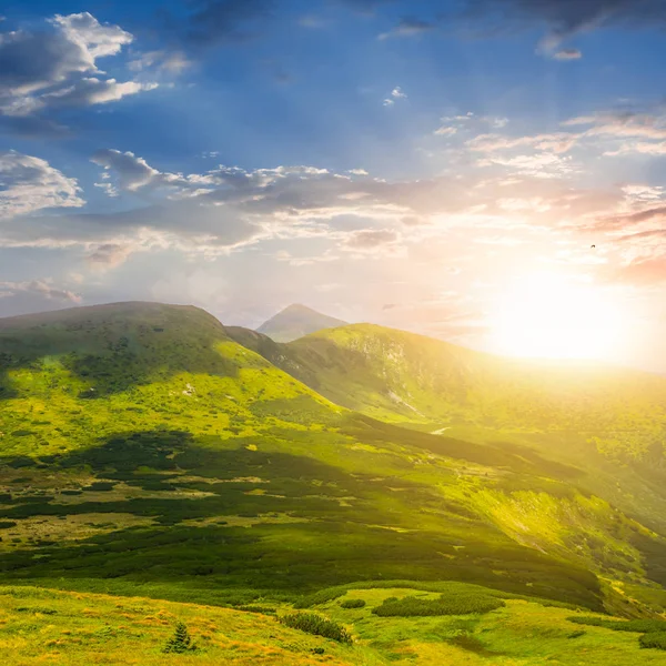 Zelená horská krajina při západu slunce — Stock fotografie