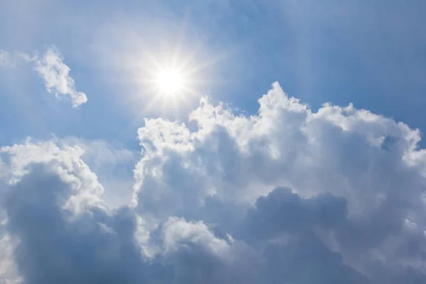 Sparkle zon en bewolkte hemel, aard achtergrond — Stockfoto