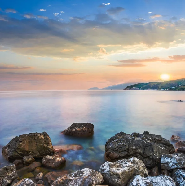 sessiz deniz kıyısında akşam