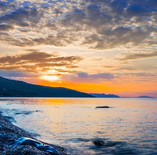 Сцена на берегу моря ранним утром — стоковое фото