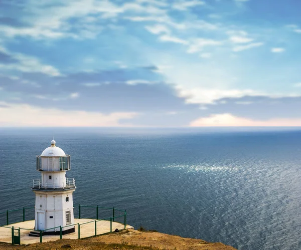 Fyren på en Marina cape på tidigt på morgonen — Stockfoto