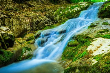 Closeup acele dağ nehir
