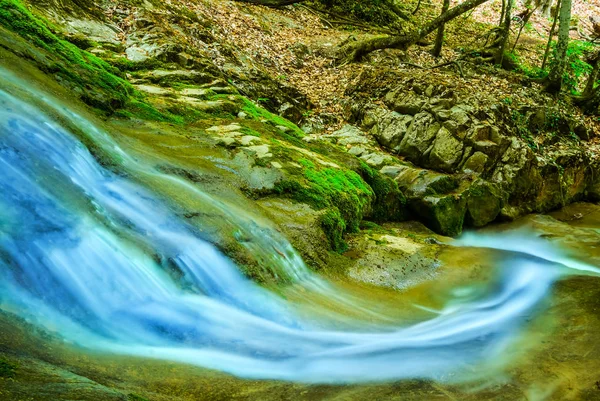 Primer plano corriendo río azul en un cañón de montaña — Foto de Stock