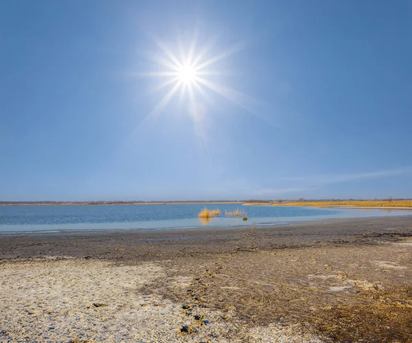 熱い輝き太陽の下で乾燥した生理食塩水土地 — ストック写真