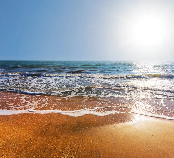 Морской пляж под ярким летним солнцем — стоковое фото