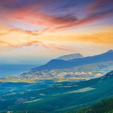 akşam deniz kıyısına yakın bir kasaba