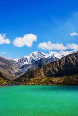 bir dağa vadide Emerald Gölü