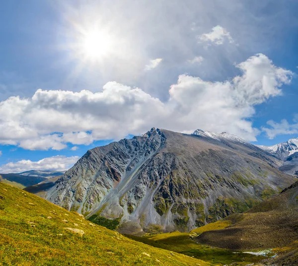 Varicoloured mountain valley under a sparkle sun, altai russia — Stock Photo, Image
