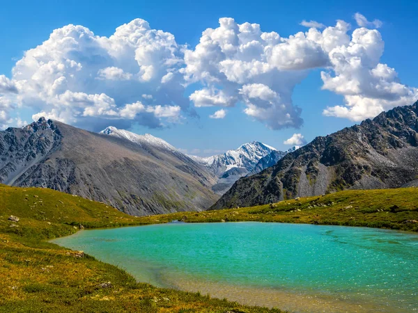 Изумрудное озеро в горной долине — стоковое фото