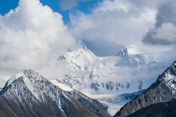 Перевал вблизи горы в снегу — стоковое фото