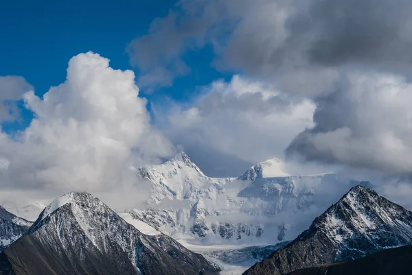 Schneebedeckter Berggipfel in dichten Wolken, Altai-Russland — Stockfoto