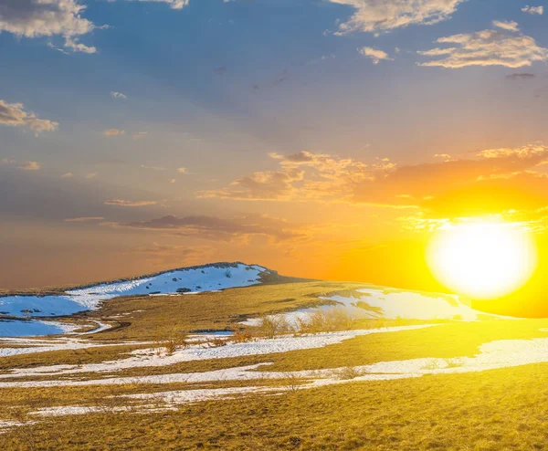 Dramatisk solnedgång över en våren kullar — Stockfoto
