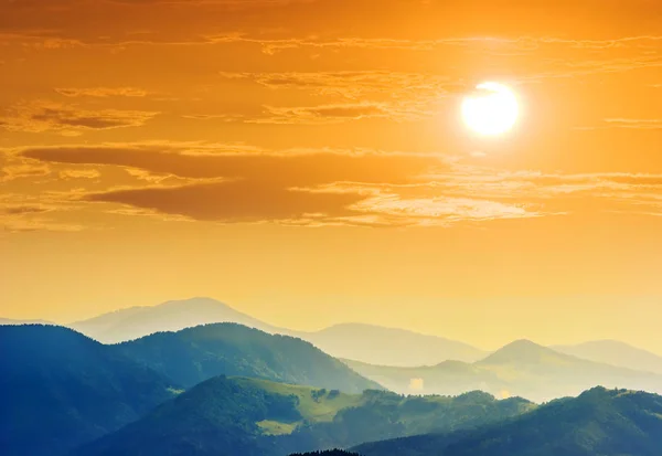 Vallée de montagne brumeuse au coucher du soleil — Photo