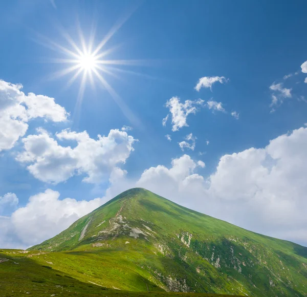 Hoverla Dağı bir ışıltı güneş altında Karpatlar, Ukrayna — Stok fotoğraf