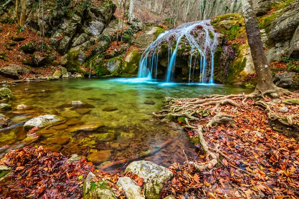 Petite cascade sur une rivière de montagne d'automne — Photo