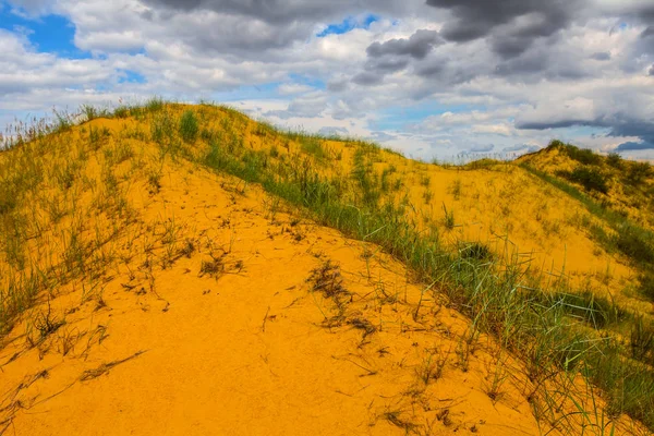 Deserto arenoso sob nuvens densas — Fotografia de Stock