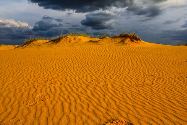 Desierto de arena caliente bajo un paisaje de nubes densas — Foto de Stock