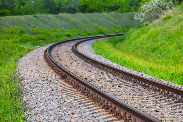 Closeup spoorweg beurt onder een heuvels — Stockfoto