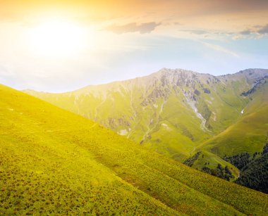 Günbatımında yeşil dağ vadisi