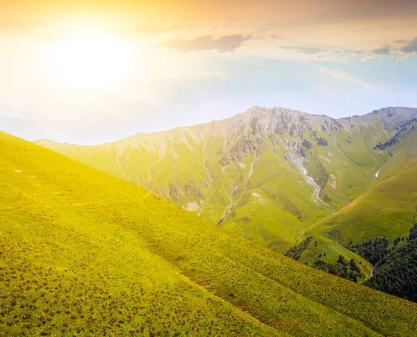 Vale verde da montanha ao pôr-do-sol — Fotografia de Stock