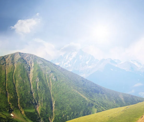 Яскравий літній гірський пейзаж — стокове фото