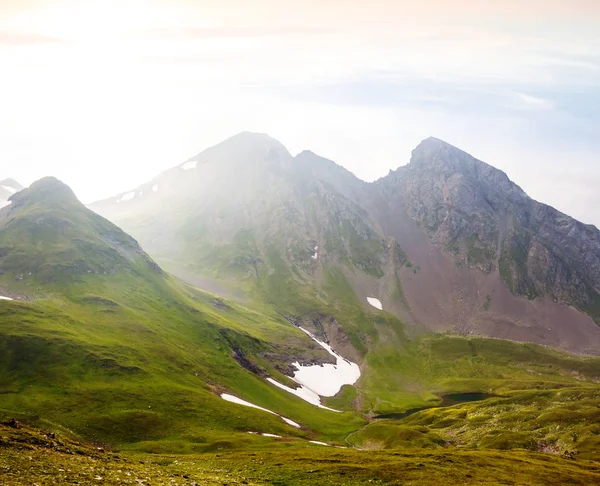 Vackra gröna bergskedjor — Stockfoto