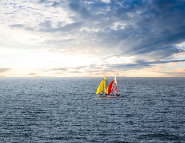 Två sail yacht bland en marinmålning — Stockfoto