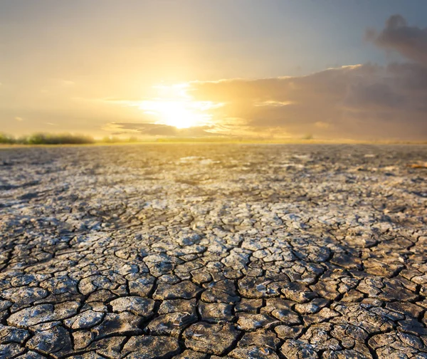 Dramatisk solnedgång över en torr saltlösning mark — Stockfoto