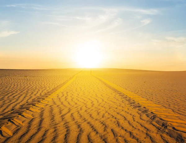 Road through a evening sand desert — Stock Photo, Image