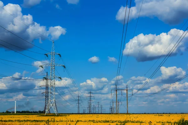 Torres elrctric entre uns campos de verão — Fotografia de Stock