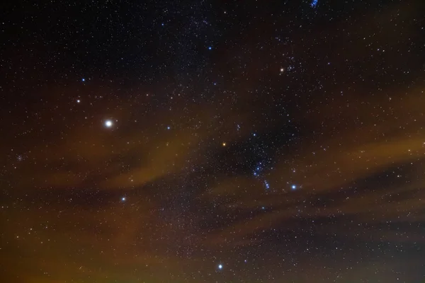 Ciel nuageux nocturne, constellation d'orions — Photo