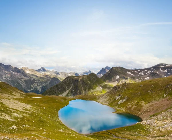 Modré jezero v horském údolí — Stock fotografie