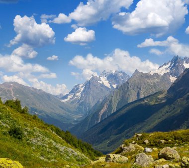 Yeşil dağ Vadisi bulutlu gökyüzü altında