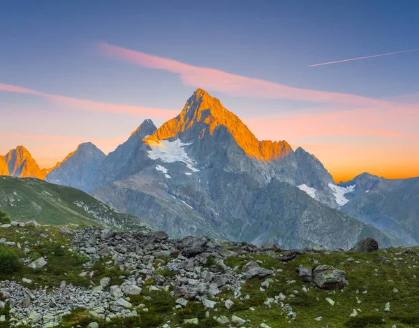 Pic de montagne tôt le matin — Photo