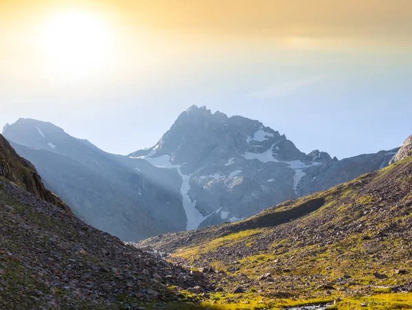 Bergvallei bij zonsondergang — Stockfoto