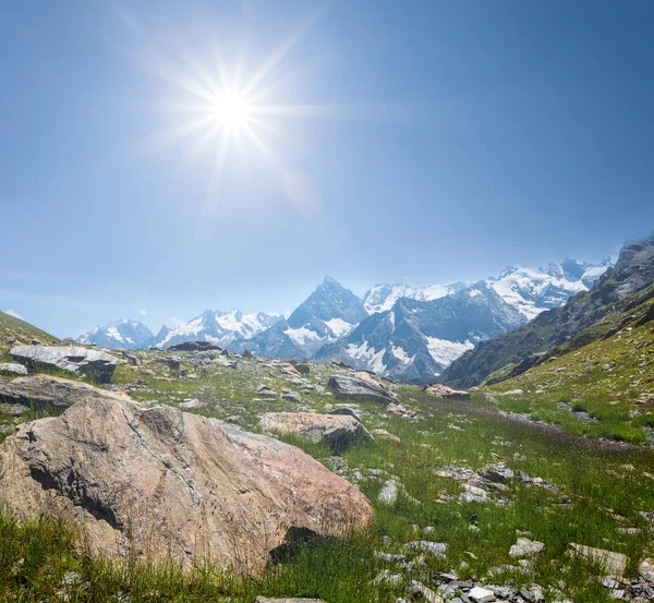 Passo de montanha verde abaixo de um sol brilhante — Fotografia de Stock