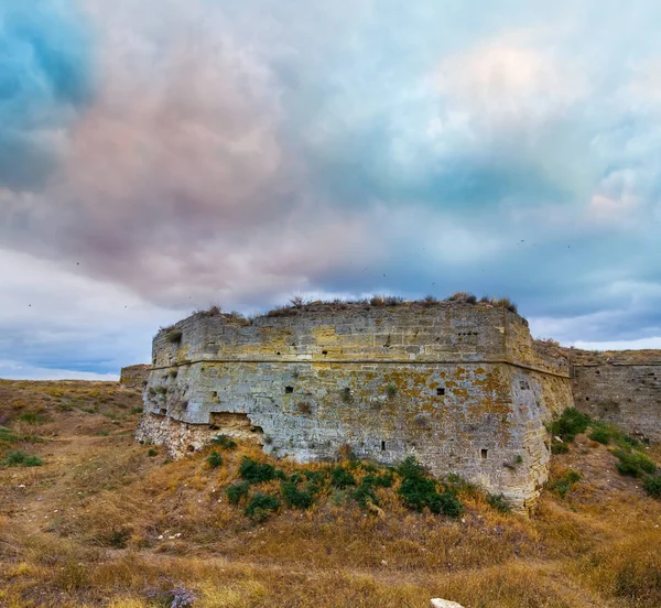 Ruina de la antigua fortaleza entre una pradera —  Fotos de Stock