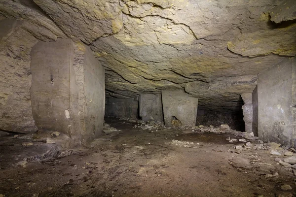 Eski zindan görünümü şekilde bir yeraltı mezarlığı — Stok fotoğraf