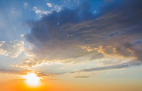 Escena del atardecer, sol de la tarde y un cielo nublado denso — Foto de Stock