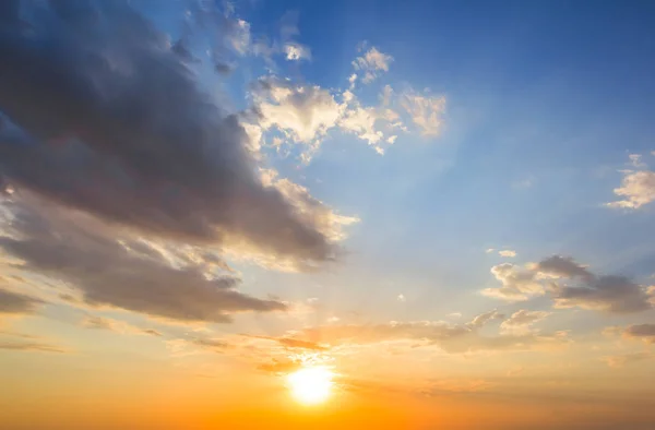 傍晚的太阳和多云的天空背景 — 图库照片