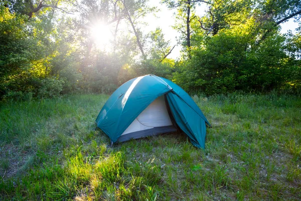 Turystyczne camp na leśnej polanie na zachód słońca — Zdjęcie stockowe