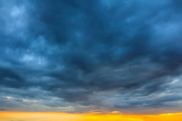 Dramatické večerní obloze na pozadí — Stock fotografie
