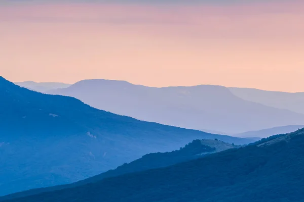 Sera silhouette blu montagna al crepuscolo — Foto Stock