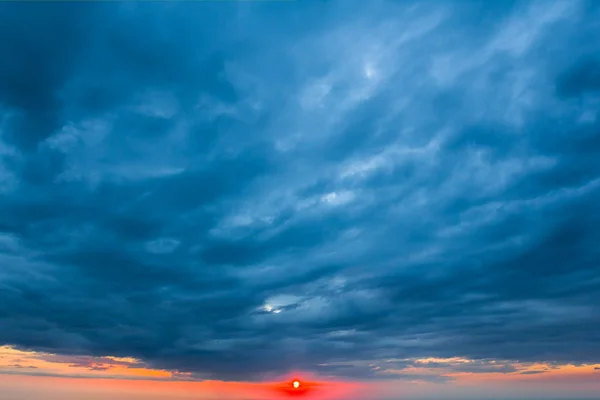 Dramatické večerní obloze na pozadí — Stock fotografie