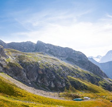 bir dağlar arasında küçük bir göl